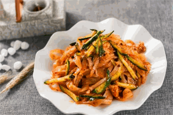 燕子姐姐擀面皮